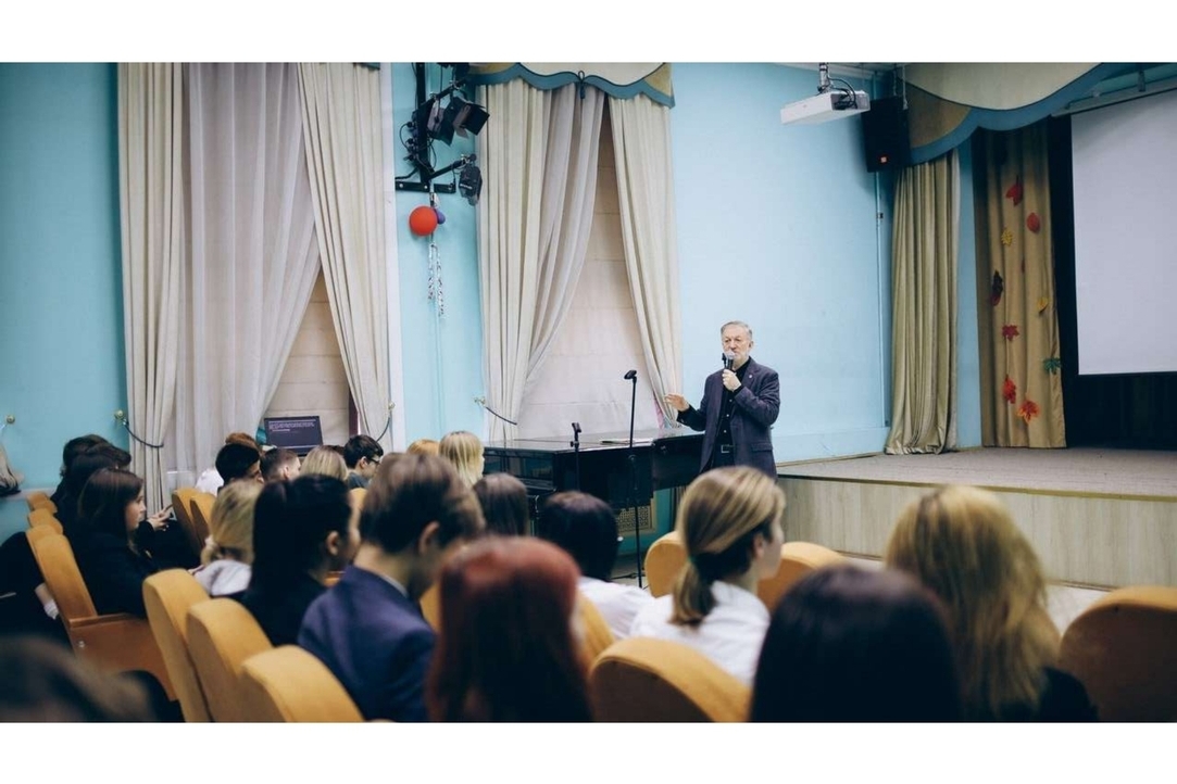 Встреча учащихся 10-11 классов московской школы № 1208 с доцентом Бардиным Львом Николаевичем